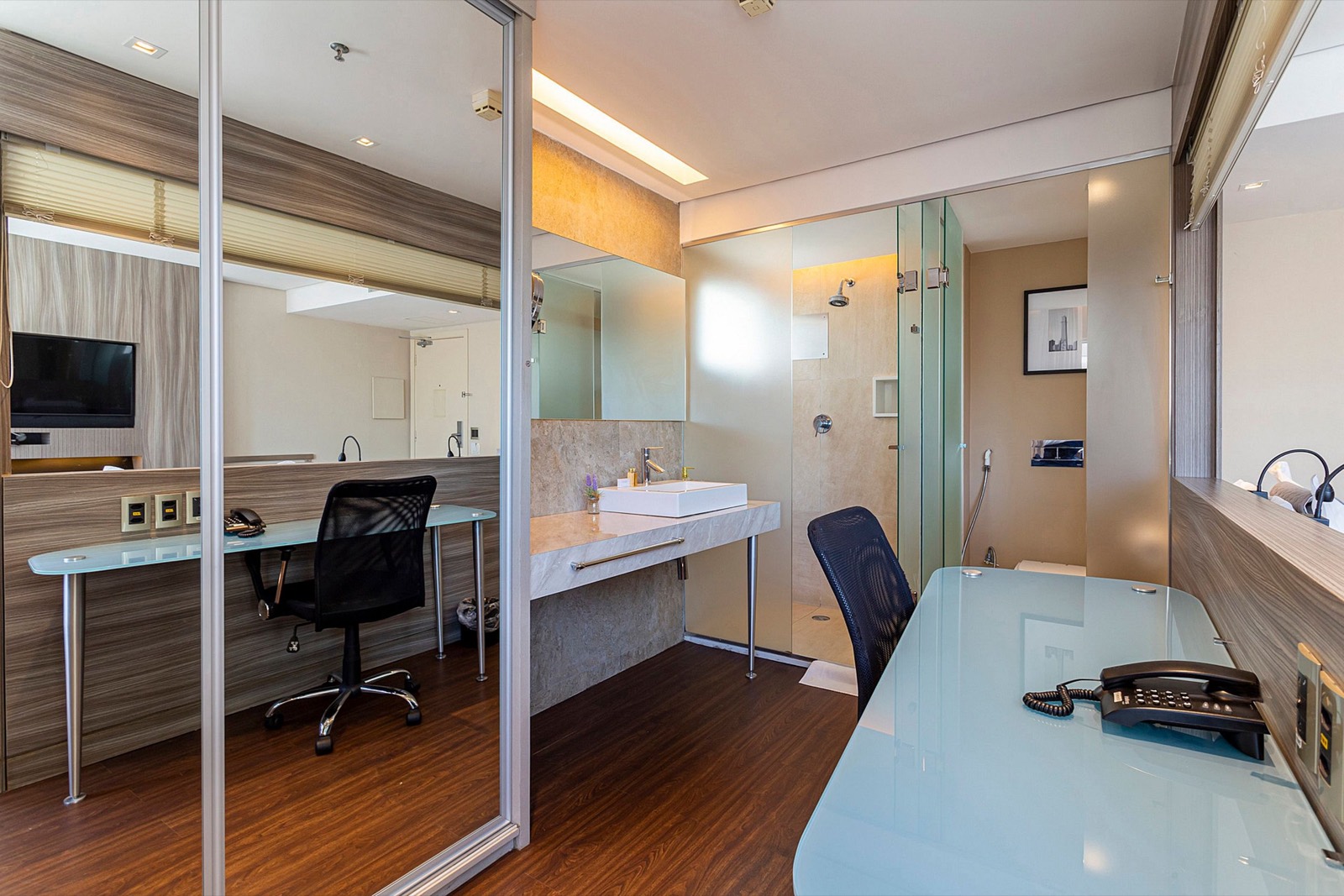 Sala e mini copa de um apartamento You Stay dentro de hotel na Vila Olímpia